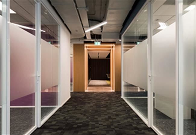 合肥辦公室隔斷裝修施工哪家好？辦公室隔斷發展偏重人性化設計