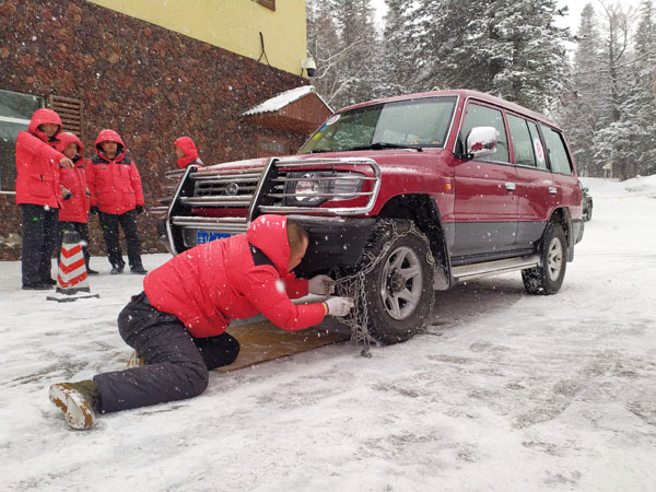 公司運(yùn)營(yíng)一部、VIP管理部舉辦2019年景區(qū)冬春安全生產(chǎn)駕駛員掛裝防滑鏈比賽