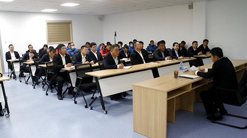 公司黨委副書記、工會(huì)主席紀(jì)景臣為景區(qū)運(yùn)營一線黨員、積極分子講黨課