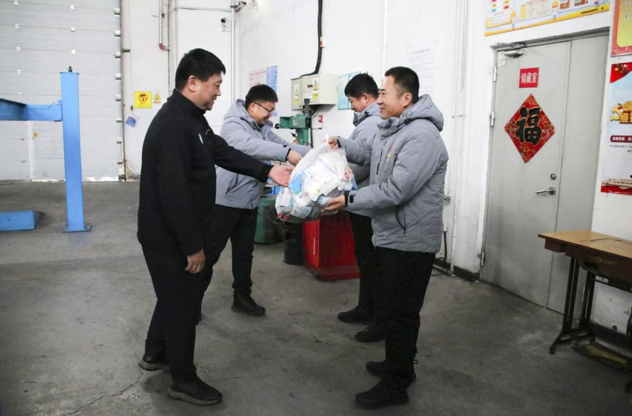 關(guān)愛相伴，健康同行——長白山西南景區(qū)運營黨支部開展送藥送溫暖活動